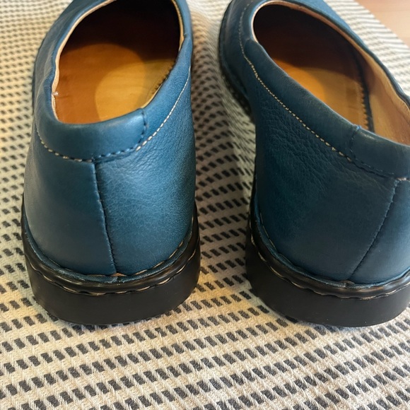 Lands' End flat slip on shoe vibrant blue, like new condition. Size 8.5 - Picture 5 of 8